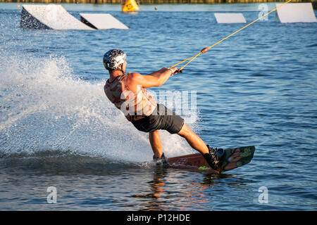 PASOHLAVKY, RÉPUBLIQUE TCHÈQUE - 03 juin 2017 : Rider wakeboard dans le câble wake park Merkur en Moravie du Sud Banque D'Images