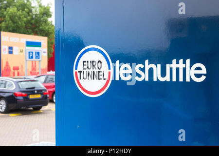 Signer pour Eurotunnel le shuttle ou Folkestone, Royaume-Uni Banque D'Images