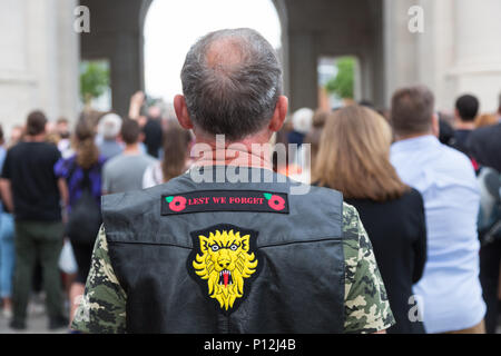 Biker ou motocycliste se tient à l'attention au cours de la cérémonie quotidienne Porte de Menin, Ypres, Belgique Banque D'Images