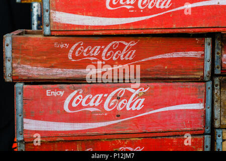 Berlin, Allemagne - 09 juin 2018 : Le logo de la marque Coca Cola sur old vintage Coca Cola / boîtes pour bouteilles de cas Banque D'Images