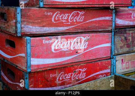 Berlin, Allemagne - 09 juin 2018 : Le logo de la marque Coca Cola sur old vintage Coca Cola / boîtes pour bouteilles de cas Banque D'Images