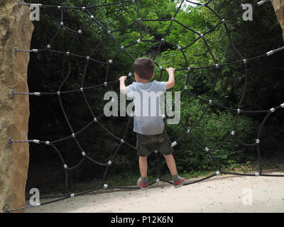 Young boy playing in park Banque D'Images