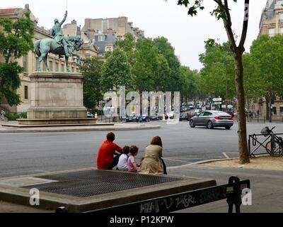 Fatigué famille, parents, garçon, fille, assise sur un trottoir en face d'une statue de George Washington, place d'Ilena, Paris, France Banque D'Images