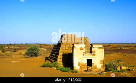 Panorama de Méroé pyramides dans le désert au lever du soleil, le Soudan, Banque D'Images