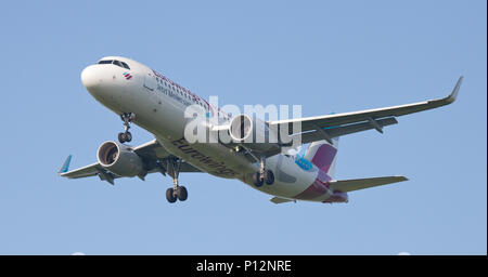 Airbus A320 d'Eurowings-AEWM en approche finale à l'aéroport de Londres Heathrow LHR Banque D'Images