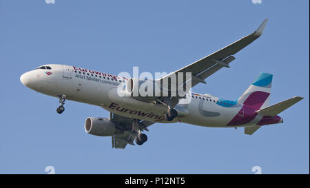 Airbus A320 d'Eurowings-AEWM en approche finale à l'aéroport de Londres Heathrow LHR Banque D'Images