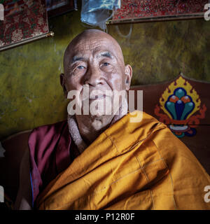 Vieux moine du monastère Galden, Namgey Lhatse Tawang, de l'Arunachal Pradesh, Inde Banque D'Images