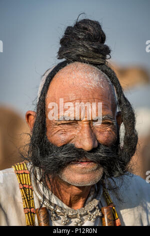 Portrait of a senior avec une longue barbe rajasthani, Pushkar, Rajasthan, India Banque D'Images