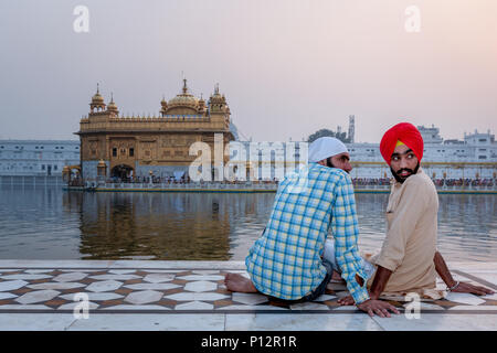 Deux pèlerins sikhs devant le Temple d'or, Amritsar, Punjab, India Banque D'Images