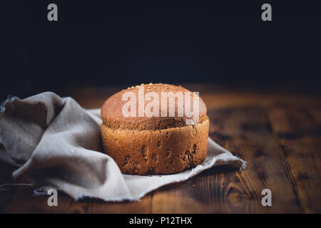 Du pain sur la table de cuisine gris foncé style rustique Banque D'Images
