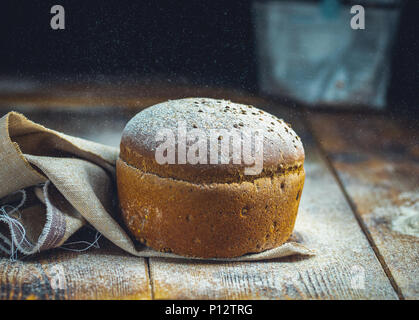 Du pain sur la table de cuisine gris foncé style rustique Banque D'Images