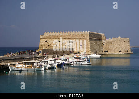 Héraklion, Crète, Grèce : les touristes explorer le Castello a Mare (Koùles) Forteresse, construite par la République de Venise au xvie siècle. Banque D'Images