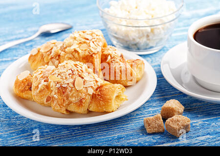 Délicieux petit déjeuner nutritif de café noir avec des croissants dans les flocons d'amandes Banque D'Images