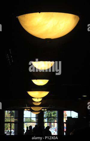 Ligne de luminaires dans un grand couloir Banque D'Images