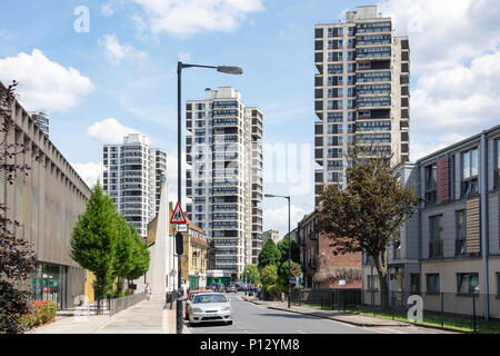 Les bâtiments de grande hauteur sur Wyndham & Comber, conseiller immobilier Street, Camberwell, London Borough of Southwark, Londres, Angleterre, Royaume-Uni Banque D'Images