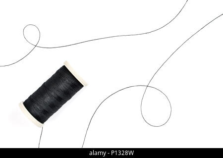 Bobine de fils à coudre sur fond blanc. Banque D'Images