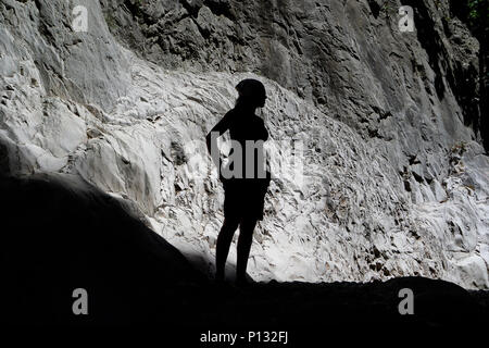 Fille marche dans la grotte Banque D'Images