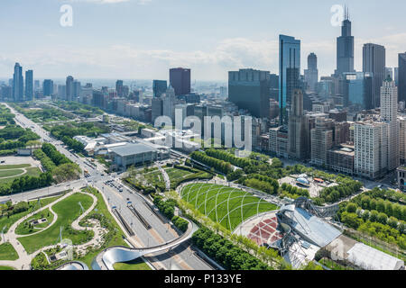 Vue aérienne de Millennium Park et le centre-ville de Chicago Banque D'Images