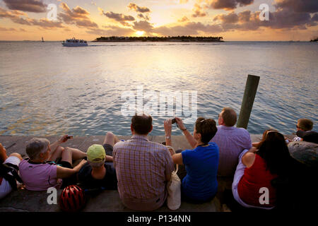 Regardant le soleil se coucher, Mallory Square, Key West, Floride, USA Banque D'Images