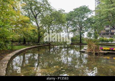 Parc et jardin adjacent à Lake Point Tower dans le centre-ville de Chicago Banque D'Images