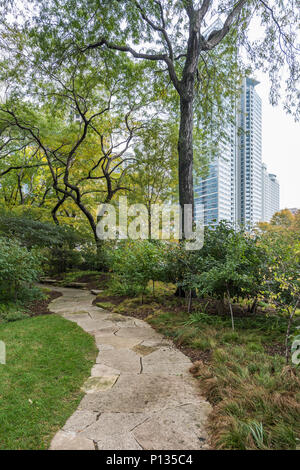 Parc et jardin adjacent à Lake Point Tower dans le centre-ville de Chicago Banque D'Images