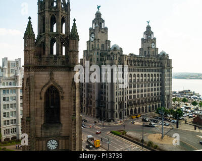 Église Notre Dame et Saint Nicolas et Liver Building, Liverpool, Royaume-Uni Banque D'Images