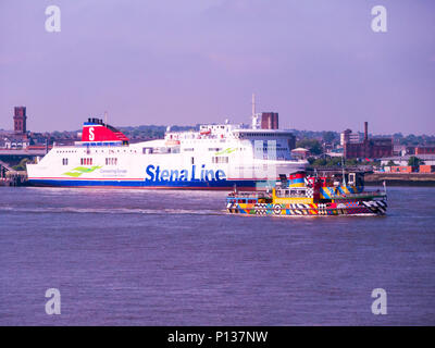 Mersey ferry (le coléoptère hommage, sous-marin jaune) sur la rivière Mersey, Liverpool, UK avec un grand ferry Stena Line Banque D'Images