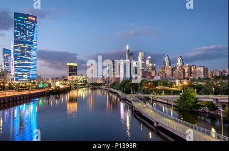 Philadelphia Skyline et l'autoroute 76 avec le parc de la rivière Schuylkill Boardwalk en été la nuit, Philadelphie, Pennsylvanie, USA Banque D'Images