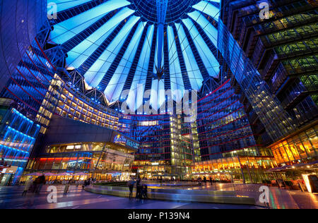 Berlin, Allemagne - le 5 avril 2017 : Sony Center à Berlin de nuit avec feux bleus au plafond Banque D'Images