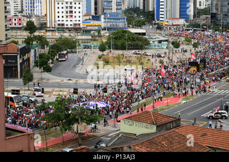 SAO PAULO, BRASIL - Mai 22, 2016 Chine : mars contre le président par intérim Michel Temer au Largo da Batata, Pinheiros, São Paulo. Temer's Banque D'Images