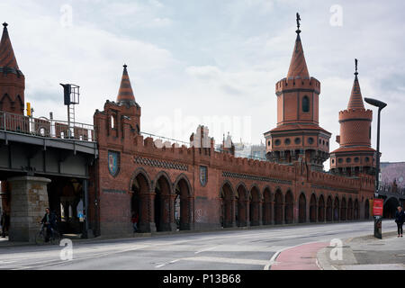 Berlin, Allemagne - le 5 avril 2017 : Pont Oberbaum à Berlin sur un jour nuageux Banque D'Images