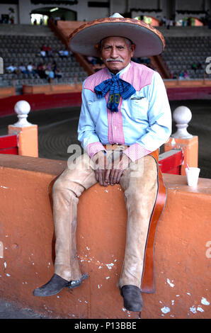 Un Charro mexicain se trouve dans la région de national de Charros à Mexico, Mexique, le 8 juin 2008. Rodéo mâles concurrents sont "Charros", d'où vient le mot 'Ch Banque D'Images