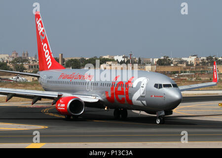 Avion à réaction Boeing 737-800 appartenant à la compagnie aérienne à bas prix britannique Jet2 roulage sur la voie de circulation à l'Aéroport International de Malte Banque D'Images