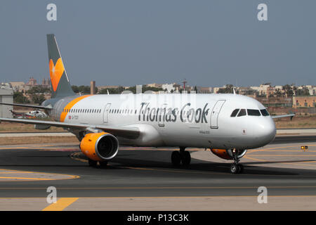 Thomas Cook Airlines Airbus A321 avion de passagers à l'arrivée de roulage à Malte. Banque D'Images