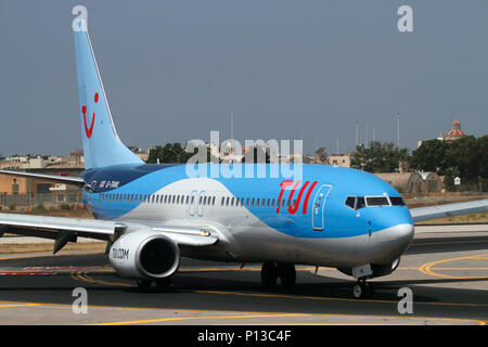 TUI Airways Boeing 737-800 passenger jet avion roulait sur l'arrivée à Malte. Voyage aérien et le tourisme. Banque D'Images