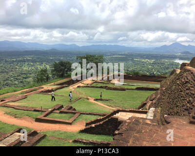 Vue panoramique sur la forêt et les ruines du palais du roi à partir du haut de la forteresse de Sigiriya Rock Lion au Sri Lanka Banque D'Images