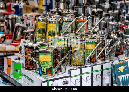 Les récipients d'huile d'olive très exposé au marché en plein air de Campo de Fiori à Rome où les clients peuvent goûter des échantillons d'huile d'olive, l'achat de cadeaux, souvenirs Banque D'Images