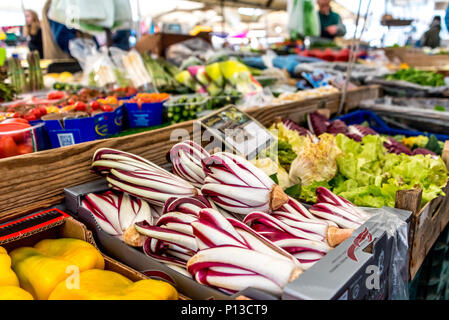 Belle radicchio et autres créatures produisent au Campo de Fiori marché plein air à Rome, les légumes en boîtes à vendre, tomates, laitues sur l'affichage. Banque D'Images