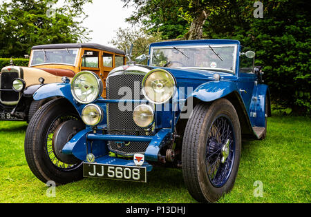 Blue luxury vintage sports car prises dans Puddletown, Dorset, UK, le 10 juin 2018 Banque D'Images