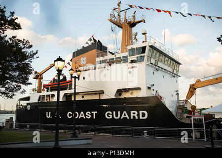 U.S. Coast Guard bateau amarré sur le fleuve Mississippi à la Nouvelle Orléans, Louisiane, USA. Banque D'Images