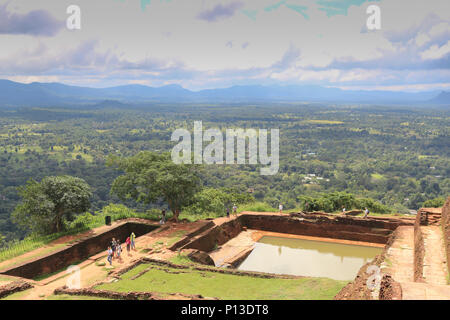 Vue panoramique sur la forêt et les ruines du palais du roi à partir du haut de la forteresse de Sigiriya Rock Lion au Sri Lanka Banque D'Images