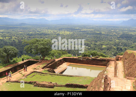 Vue panoramique sur la forêt et les ruines du palais du roi à partir du haut de la forteresse de Sigiriya Rock Lion au Sri Lanka Banque D'Images