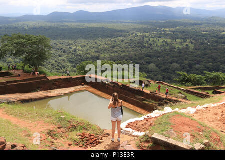 Vue panoramique sur la forêt et les ruines du palais du roi à partir du haut de la forteresse de Sigiriya Rock Lion au Sri Lanka Banque D'Images