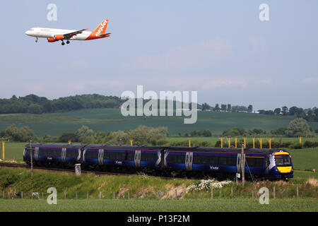 Un avion d'easyjet à l'atterrissage à l'aéroport d'Édimbourg survole un scotrail train de faire son chemin à la gare Waverley d'Édimbourg Banque D'Images