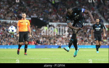 World XI, Usain Bolt a un tir au but lors de l'aide de l'UNICEF au match de football d'Old Trafford, Manchester. ASSOCIATION DE PRESSE Photo. Photo date : dimanche 10 juin 2018. Histoire voir l'activité de l'aide de soccer. Crédit photo doit se lire : Martin Rickett/PA Wire. Banque D'Images