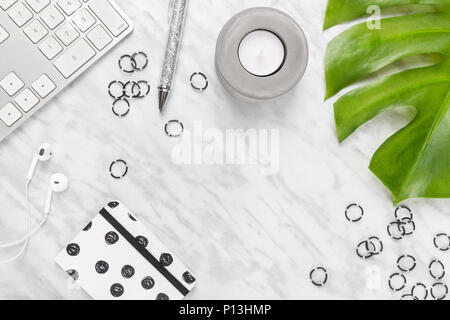 Très élégant bureau moderne Accueil Espace de travail. Mise à plat sur la composition en arrière-plan, avec l'exemplaire de l'espace dans le centre. Banque D'Images