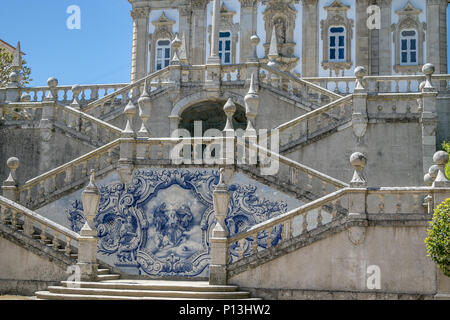 Célèbre grand escalier menant à l'église de Nossa Senhora dos Remedios à Lamego, Portugal. Banque D'Images