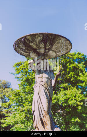 DUBLIN, IRLANDE - 23 mai 2018 : statue sur une fontaine dans Iveagh Gardens dans le centre-ville de Dublin Banque D'Images