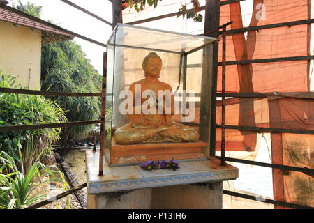 Statue de Bouddha dans Parey Dewa (Rock dans l'eau) ou Dupatha Paravi, temple en face de la ville de Matara, au Sri Lanka Banque D'Images