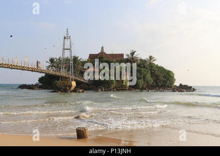 Parey Dewa (Rock dans l'eau) ou Dupatha Paravi temple du Bouddha, en face de la ville de Matara, Sri Lanka Banque D'Images